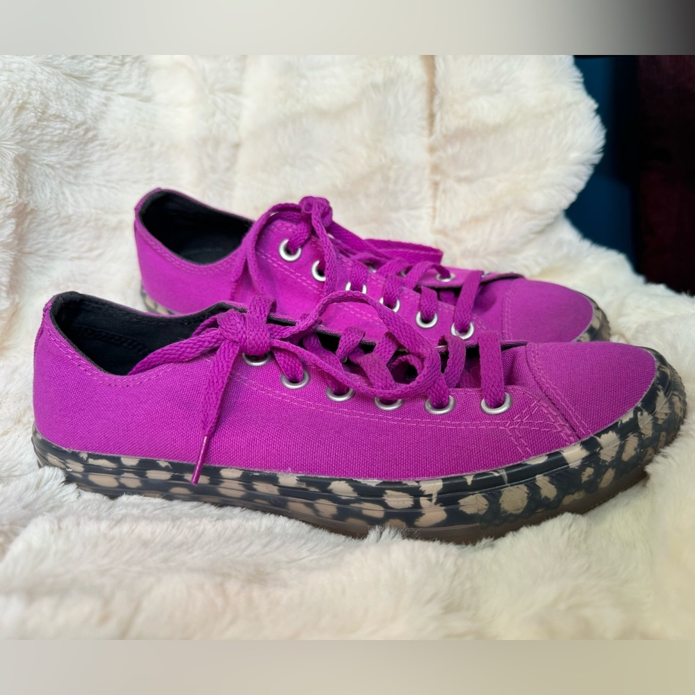 Converse Sneakers Fuschia  - 7.5
